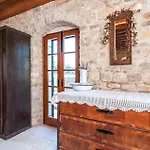 With 2 Bedroom Postira